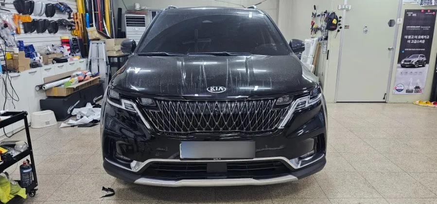 Kia Carnival KA4のカーラッピング事例:クローム部分をブラック化 施工写真 2-1
