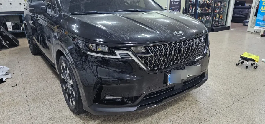 Kia Carnival KA4のカーラッピング事例:クローム部分をブラック化 施工写真 1-2