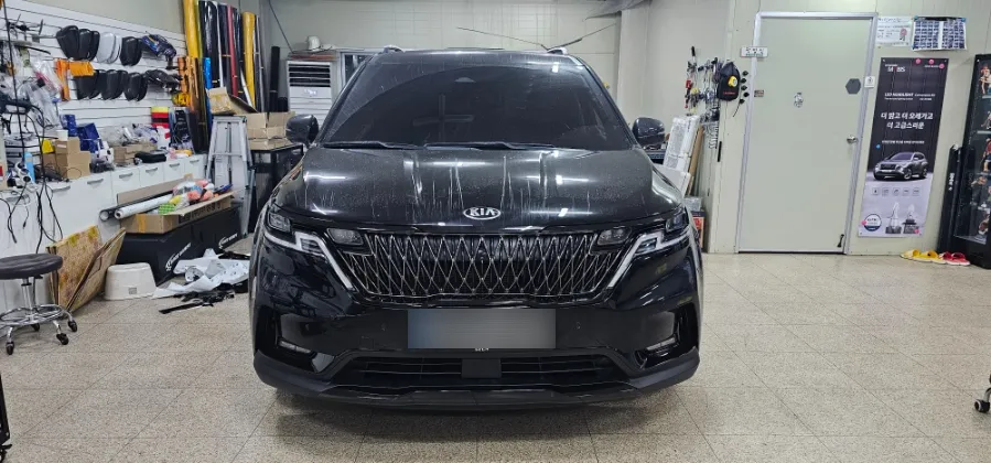 Kia Carnival KA4のカーラッピング事例:クローム部分をブラック化 施工写真 2-2