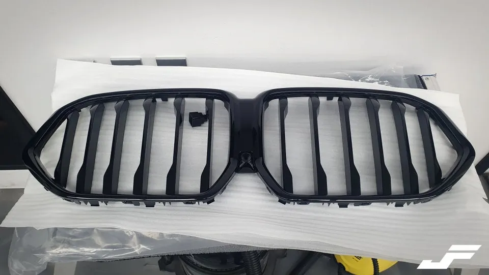 BMW X6 vinyl wrap - BMW X6 Vinyl Wrap Review: Black Grille Upgrade photo 4