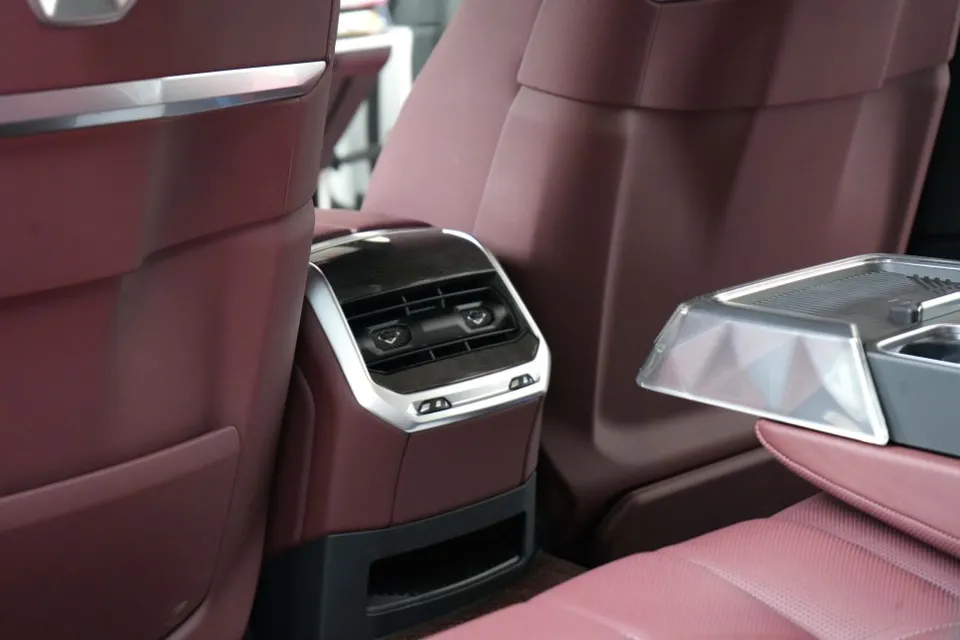 BMW 7 SeriesのPPF施工事例|内装保護の重要性 施工写真 1-1