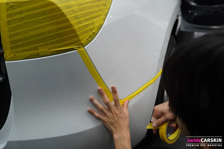 Tesla Model Yのカーラッピング事例|サテンブラックの高級感 施工写真 3-2