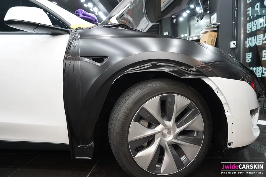 Tesla Model Yのカーラッピング事例|サテンブラックの高級感 施工写真 2-3