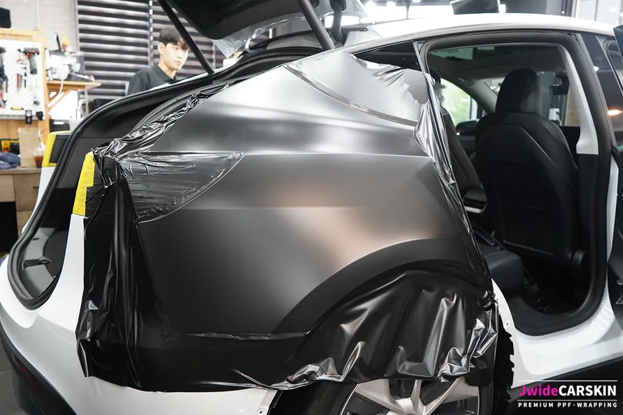 Tesla Model Yのカーラッピング事例|サテンブラックの高級感 施工写真 3-3