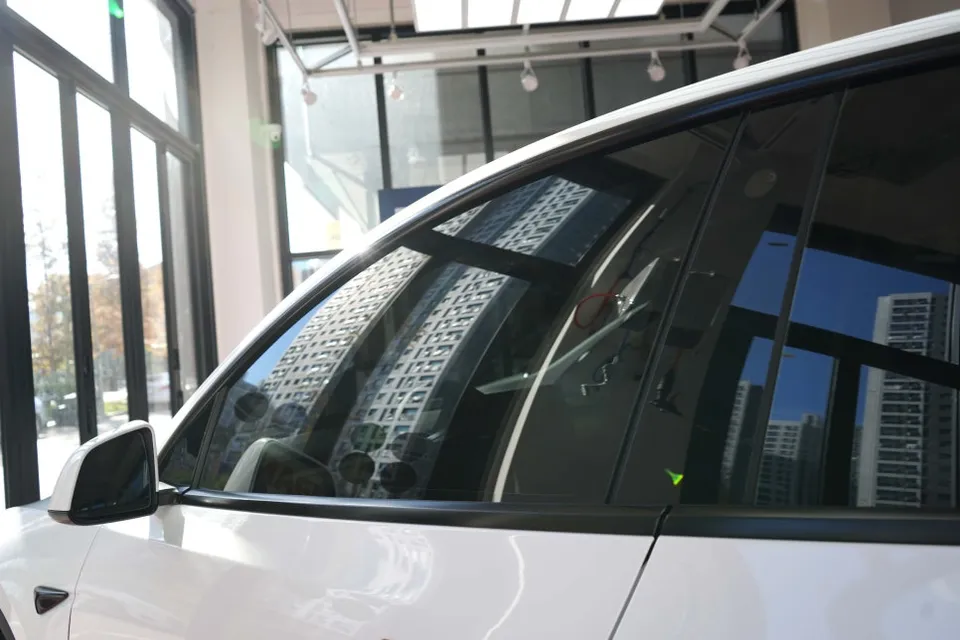 Tesla Model Yのカーフィルム施工事例|費用目安・仕上がり 施工写真 1-2