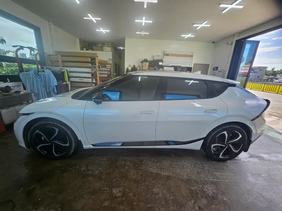 Kia EV6のカーフィルム施工事例|断熱・UVカット効果 施工写真 2-1