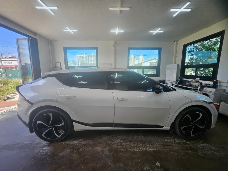 Kia EV6のカーフィルム施工事例|断熱・UVカット効果 施工写真 4-1