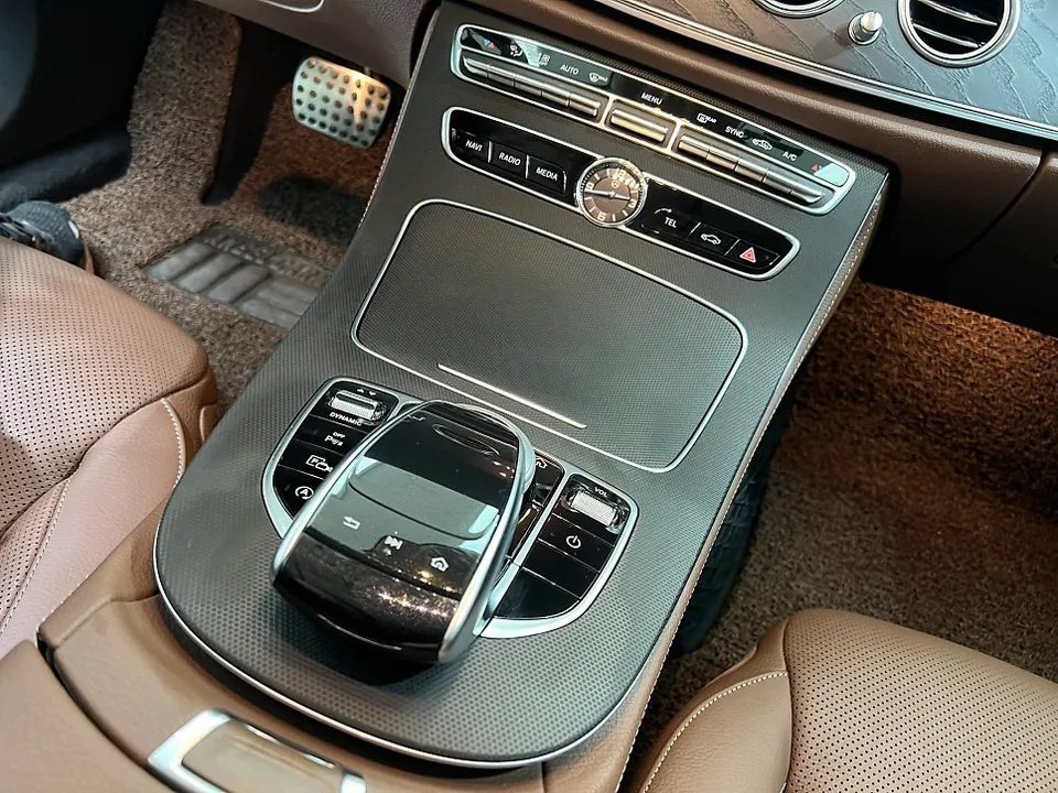 メルセデス・ベンツ Eクラス W213 カーラッピング事例 施工写真 2-2