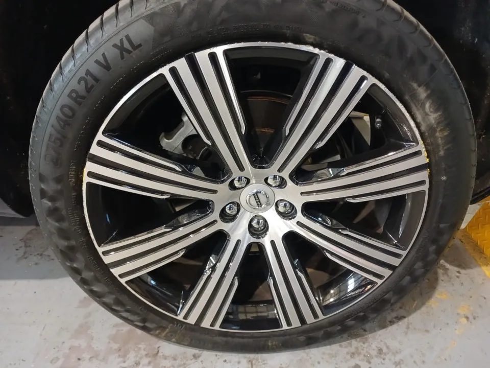 BMW X7 wheel repair - BMW X7 Wheel Repair & Refinishing Review — Diamond Cut Restored photo 3