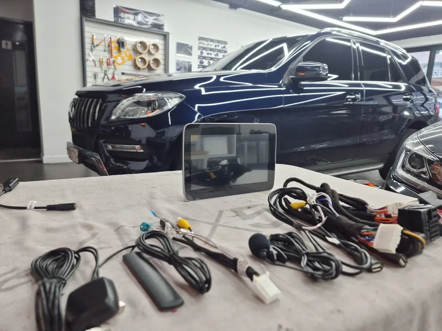 Mercedes-Benz ML 350のAndroid Auto・CarPlay取付事例 施工写真 2-1
