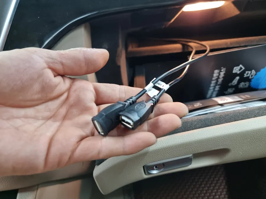 Mercedes-Benz ML 350のAndroid Auto・CarPlay取付事例 施工写真 1-2