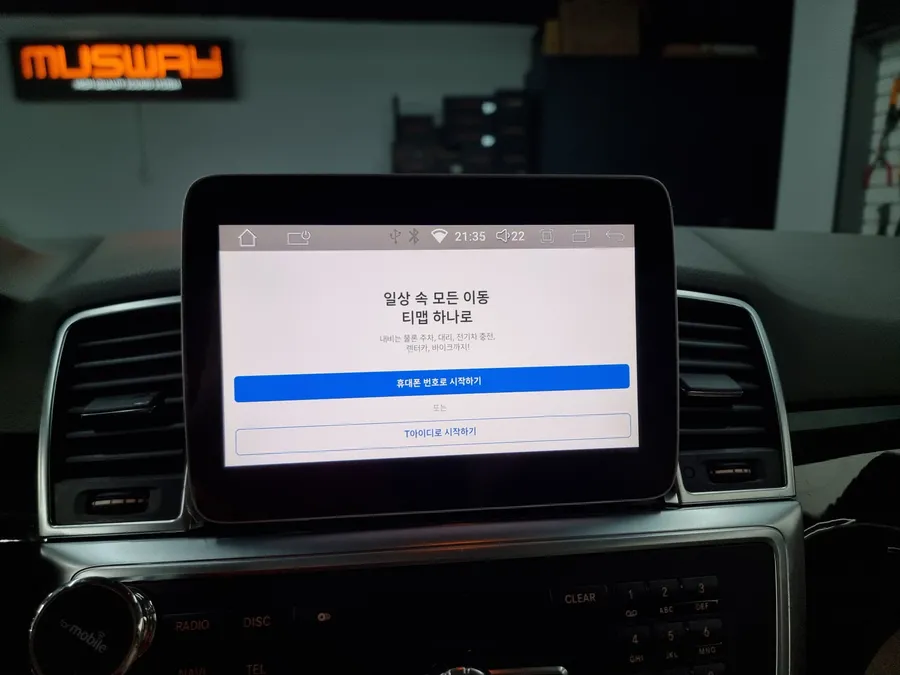 Mercedes-Benz ML 350のAndroid Auto・CarPlay取付事例 施工写真 3-2