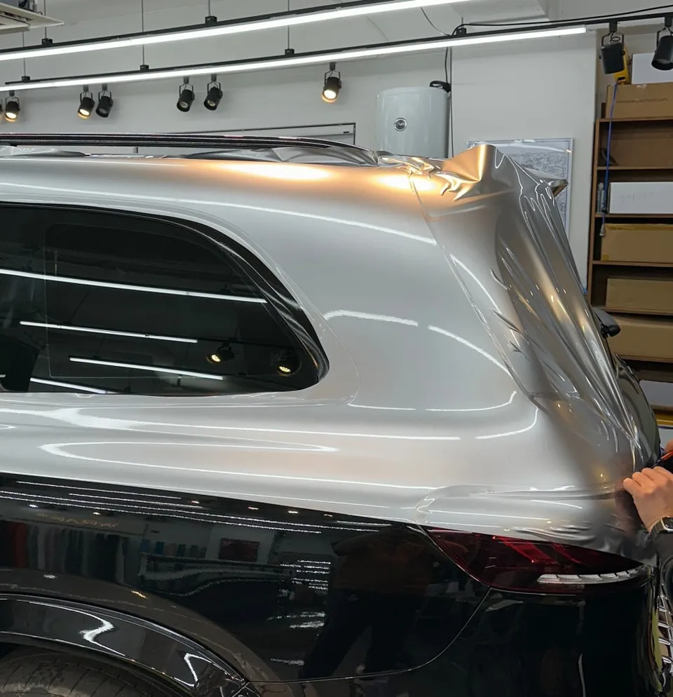 Mercedes-Benz GLSのカーラッピング事例|GTシルバーのツートン施工 施工写真 3-1