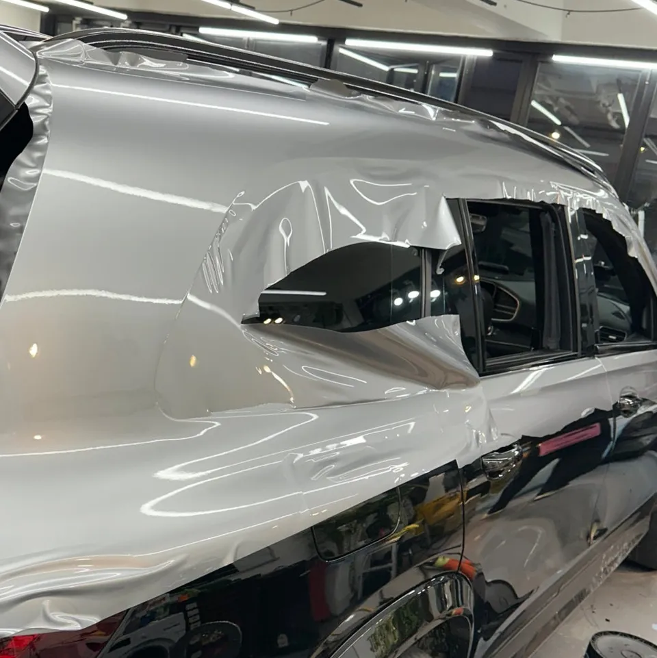 Mercedes-Benz GLSのカーラッピング事例|GTシルバーのツートン施工 施工写真 2-2