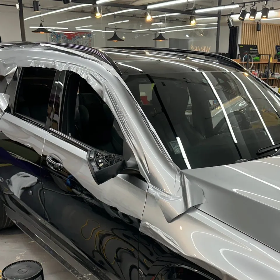 Mercedes-Benz GLSのカーラッピング事例|GTシルバーのツートン施工 施工写真 3-2