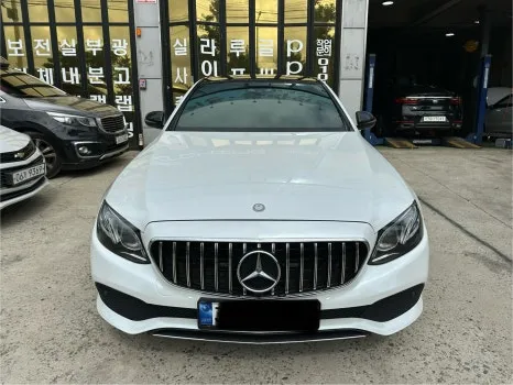 Mercedes-Benz Eクラスのカーラッピング事例|費用目安・仕上がり 施工写真 2-1