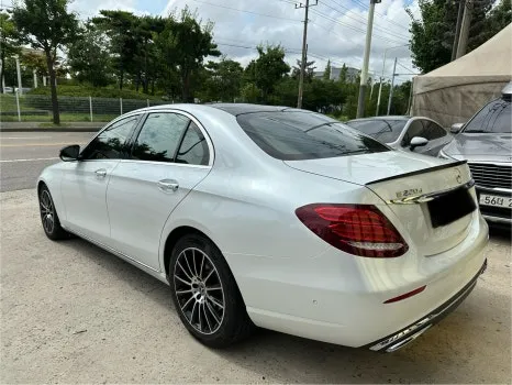 Mercedes-Benz Eクラスのカーラッピング事例|費用目安・仕上がり 施工写真 1-3