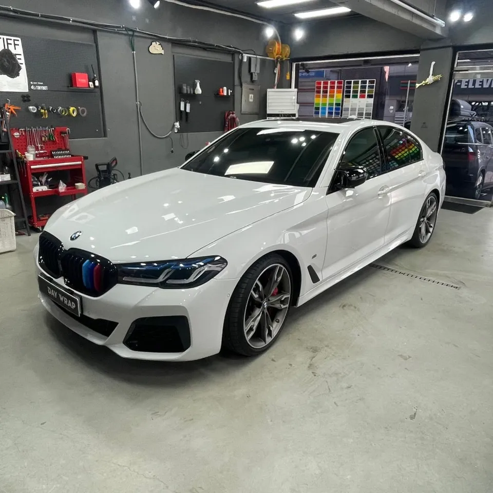 BMW 5 Seriesのカーラッピング事例｜費用目安・仕上がり 写真