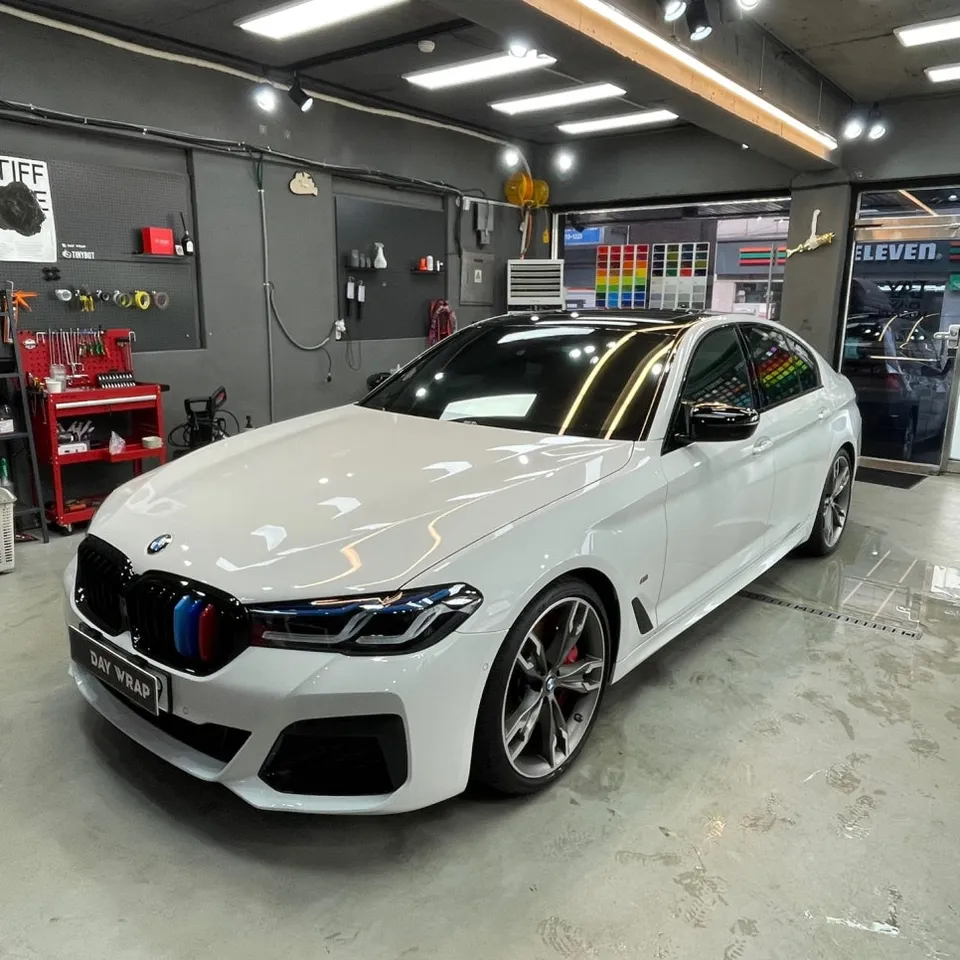 BMW 5 Seriesのカーラッピング事例|費用目安・仕上がり 施工写真 3-1