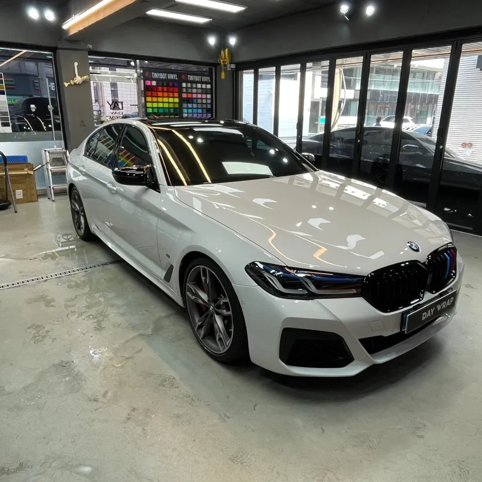 BMW 5 Seriesのカーラッピング事例|費用目安・仕上がり 施工写真 1-3