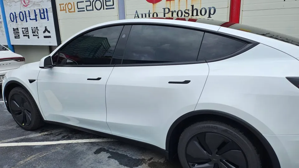 Tesla Model YのPPF施工事例｜費用目安と仕上がり 施工写真 2-3