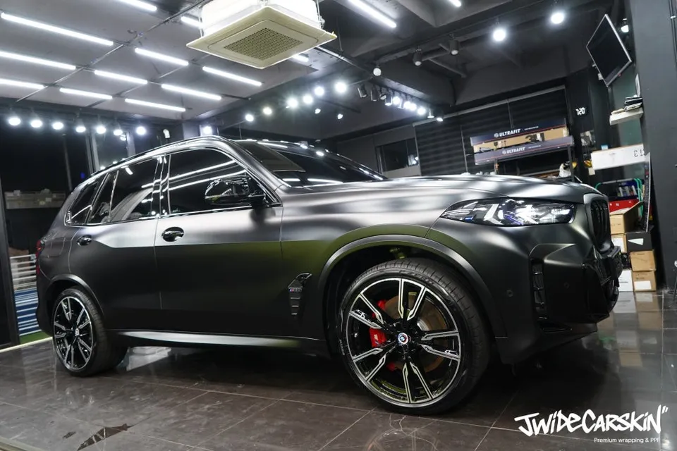 BMW X5 M60i G05 ppf - BMW X5 PPF Review: Interior Gloss Protection photo 3