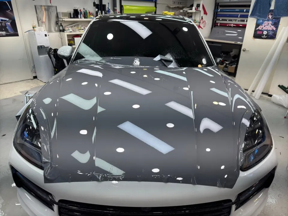 ポルシェ カイエン PPF施工事例｜カラーフィルムで新車級の輝き 施工写真 1-3
