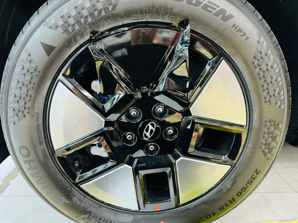 Hyundai Santa Feのカーラッピング事例|費用目安・仕上がり 施工写真 4-1