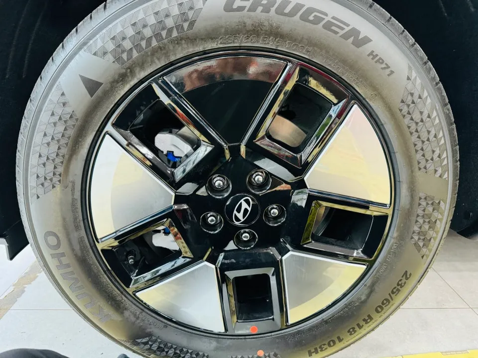 Hyundai Santa Feのカーラッピング事例|費用目安・仕上がり 施工写真 1-2