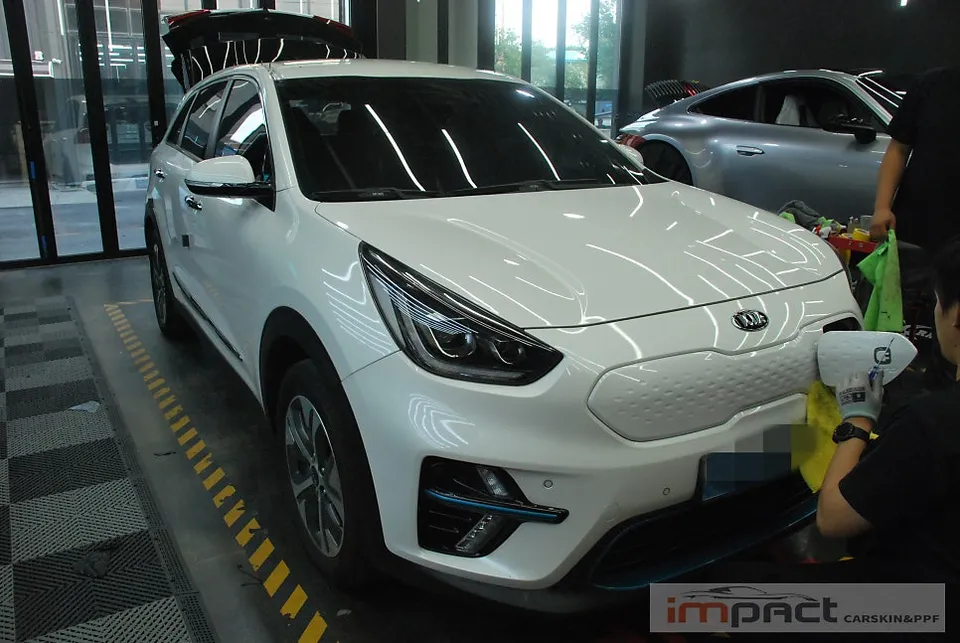 Kia Niroのカーラッピング事例|部分施工でイメージチェンジ 施工写真 2-1