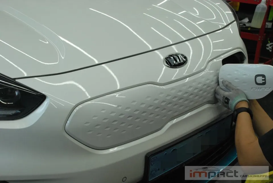 Kia Niroのカーラッピング事例|部分施工でイメージチェンジ 施工写真 3-1