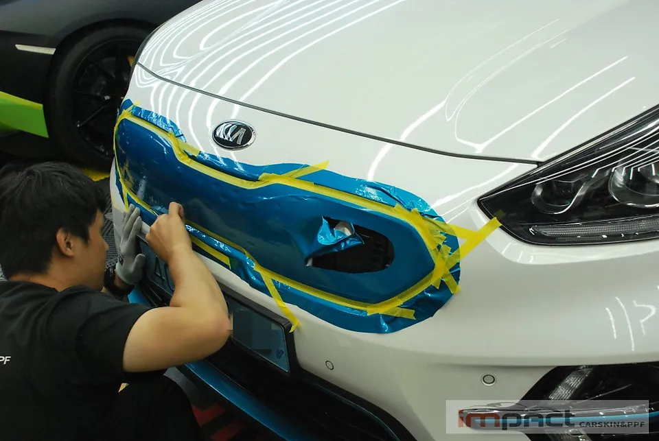 Kia Niroのカーラッピング事例|部分施工でイメージチェンジ 施工写真 1-2