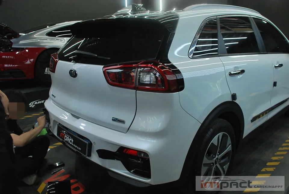 Kia Niroのカーラッピング事例|部分施工でイメージチェンジ 施工写真 3-2
