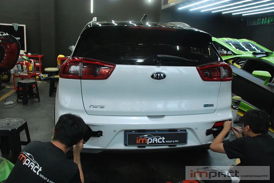 Kia Niroのカーラッピング事例|部分施工でイメージチェンジ 施工写真 1-3