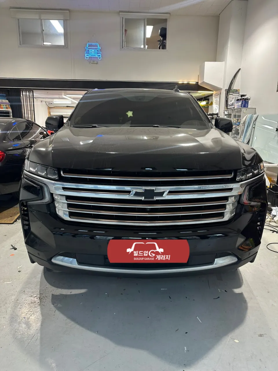 Chevrolet Tahoe Vinyl Wrap Review: Chrome Delete Transformation
