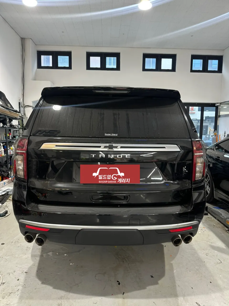 Chevrolet Tahoe vinyl wrap - Chevrolet Tahoe Vinyl Wrap Review: Chrome Delete Transformation photo 3