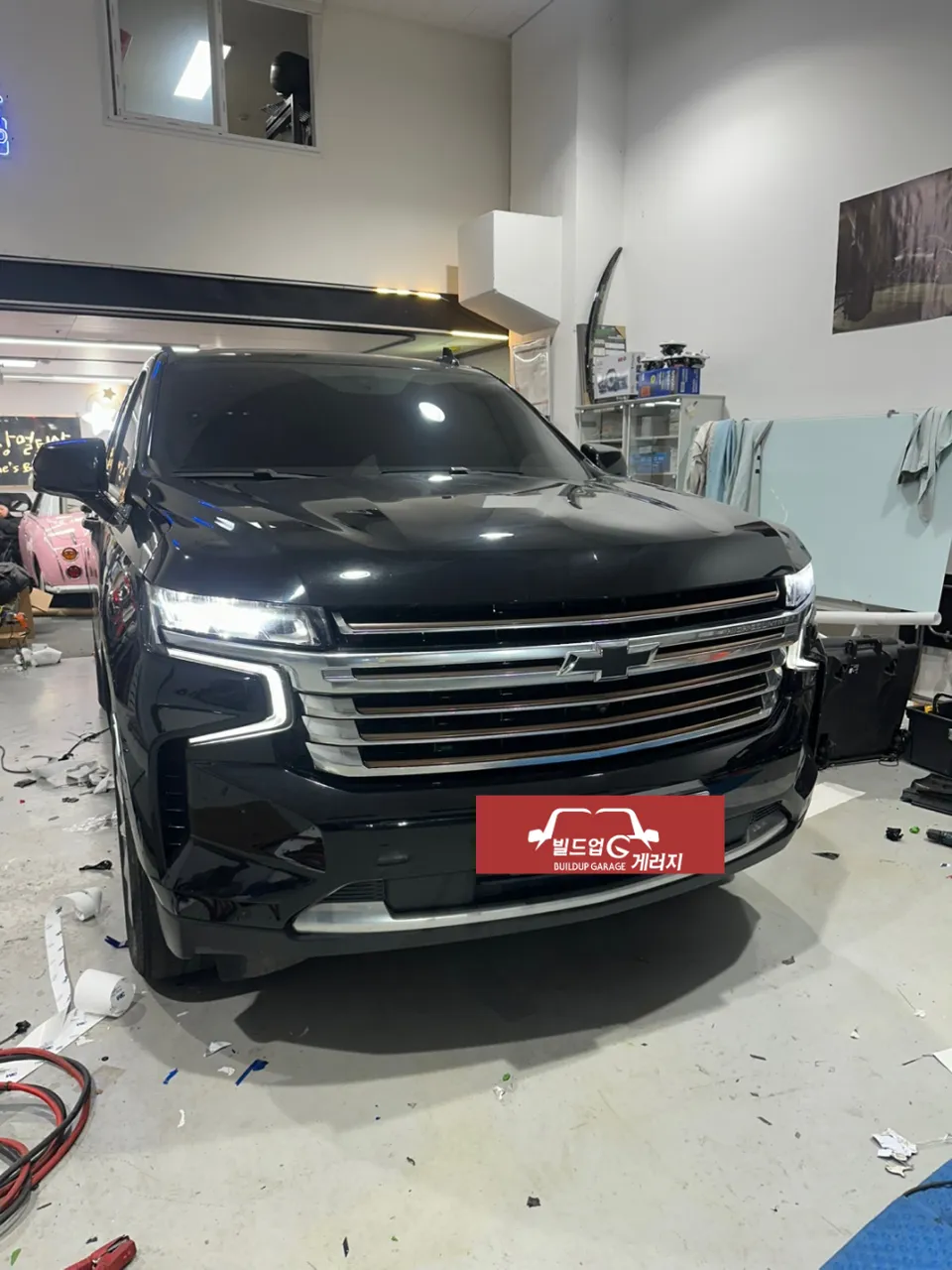 Chevrolet Tahoe vinyl wrap - Chevrolet Tahoe Vinyl Wrap Review: Chrome Delete Transformation photo 4