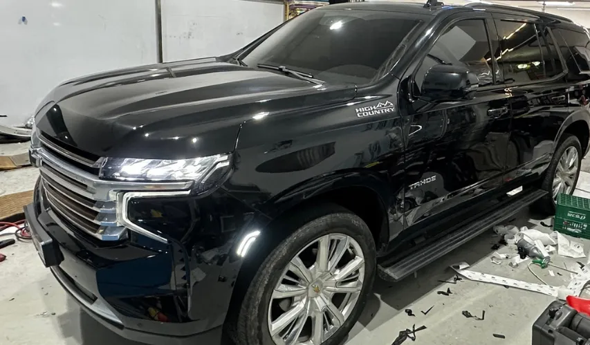 Chevrolet Tahoe vinyl wrap - Chevrolet Tahoe Vinyl Wrap Review: Chrome Delete Transformation photo 5