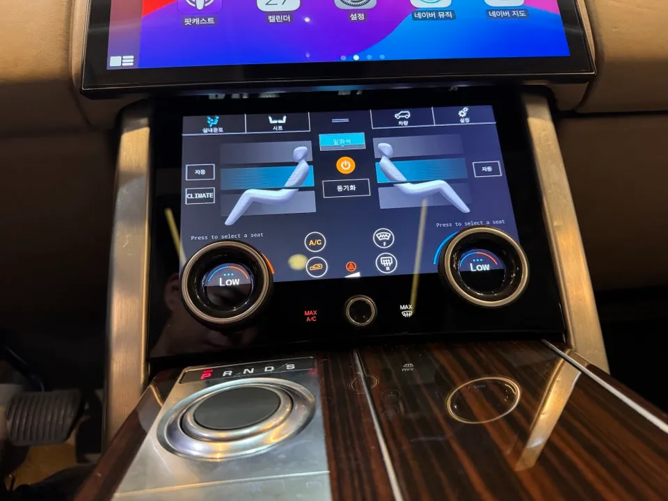 Land Rover Range Rover SportのAndroid Auto・CarPlay取付事例 施工写真 3-2