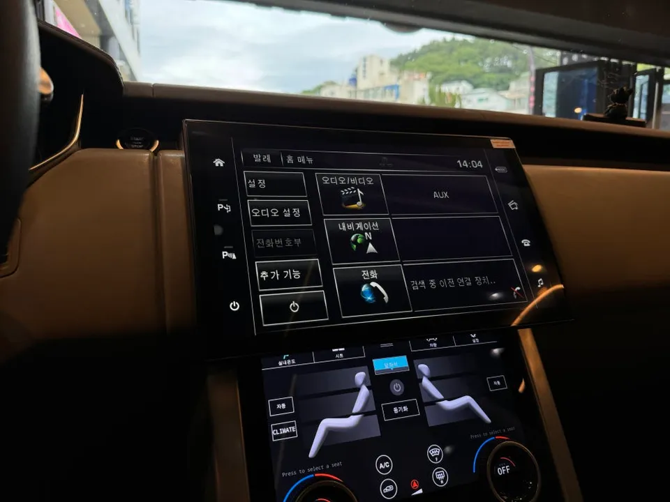 Land Rover Range Rover SportのAndroid Auto・CarPlay取付事例 施工写真 4-2