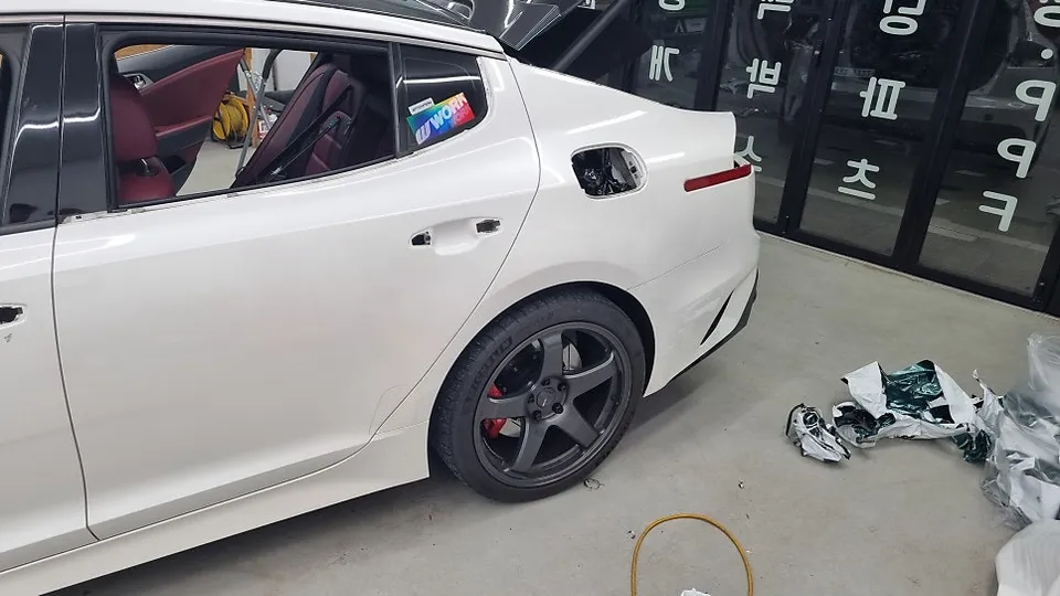 Kia Stingerのカーラッピング事例|費用目安・仕上がり 施工写真 1-2