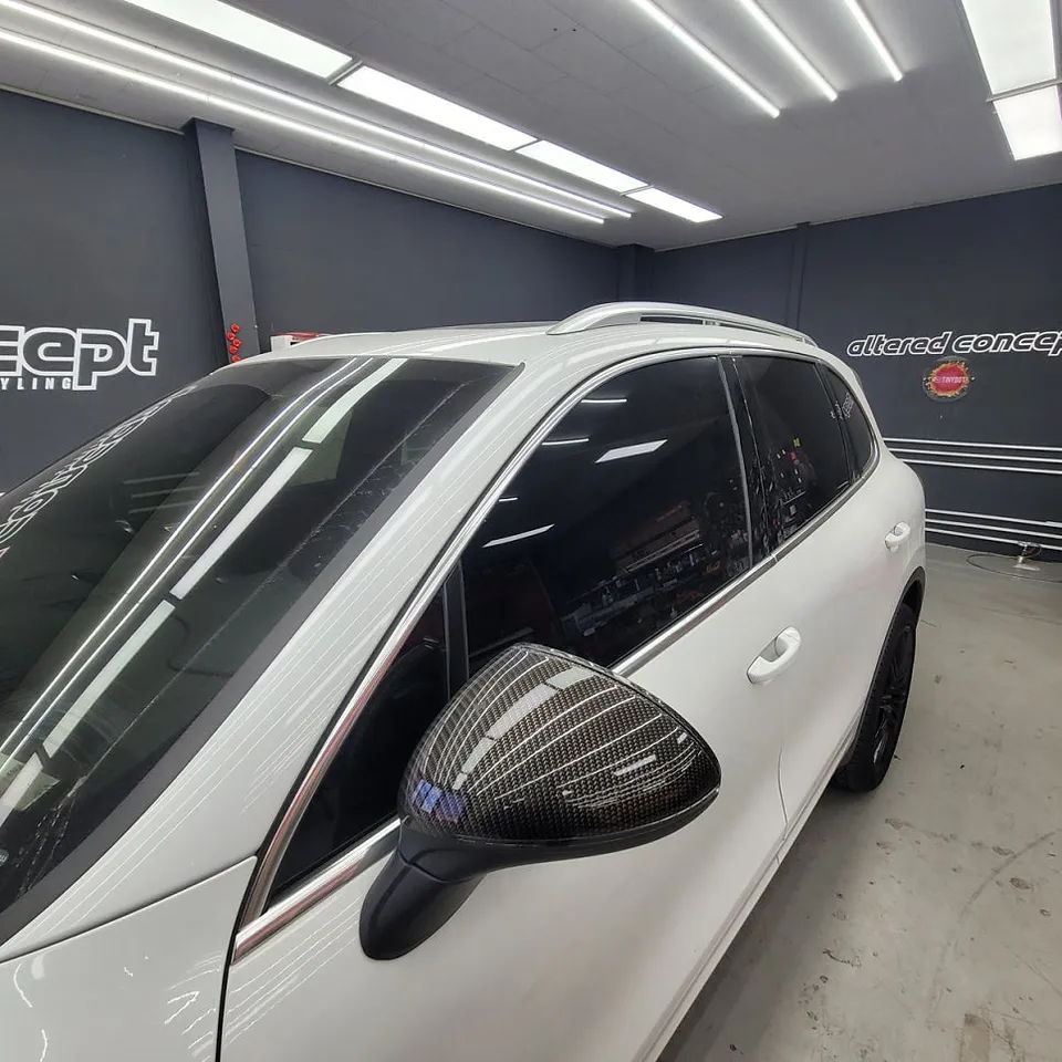 ポルシェ カイエン958のカーラッピング事例:クローム除去で印象一新 施工写真 2-1