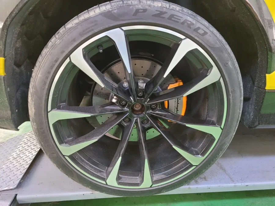 Lamborghini Urusのホイールリペア・塗装事例 施工写真 2-1