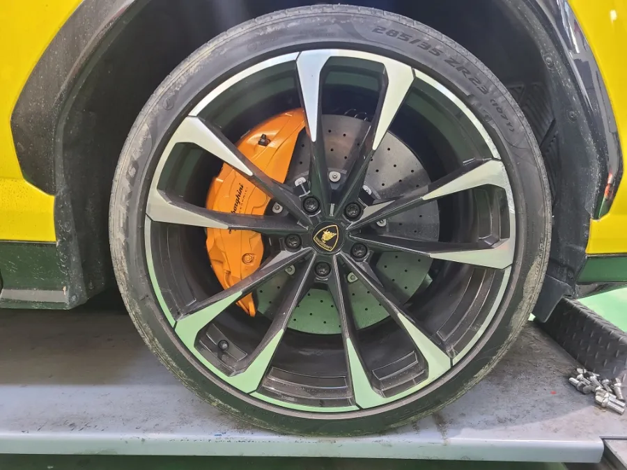 Lamborghini Urusのホイールリペア・塗装事例 施工写真 3-1