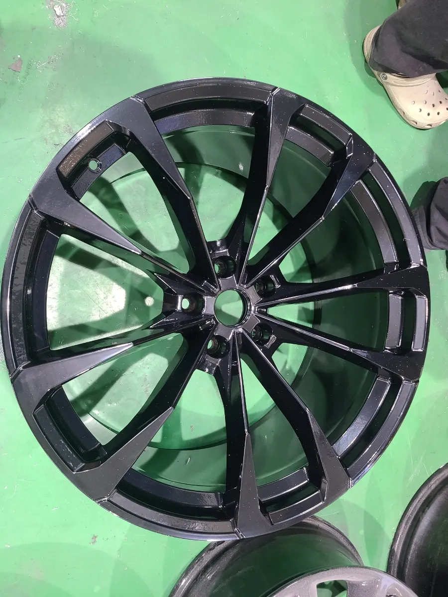 Lamborghini Urusのホイールリペア・塗装事例 施工写真 1-2