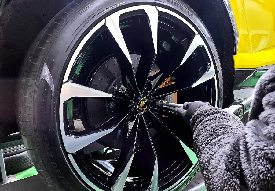 Lamborghini Urusのホイールリペア・塗装事例 施工写真 1-3