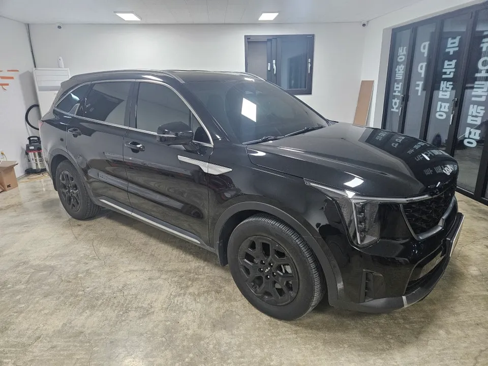 Kia Sorentoのカーフィルム施工事例|クロームパーツのブラックアウト 施工写真 1-1