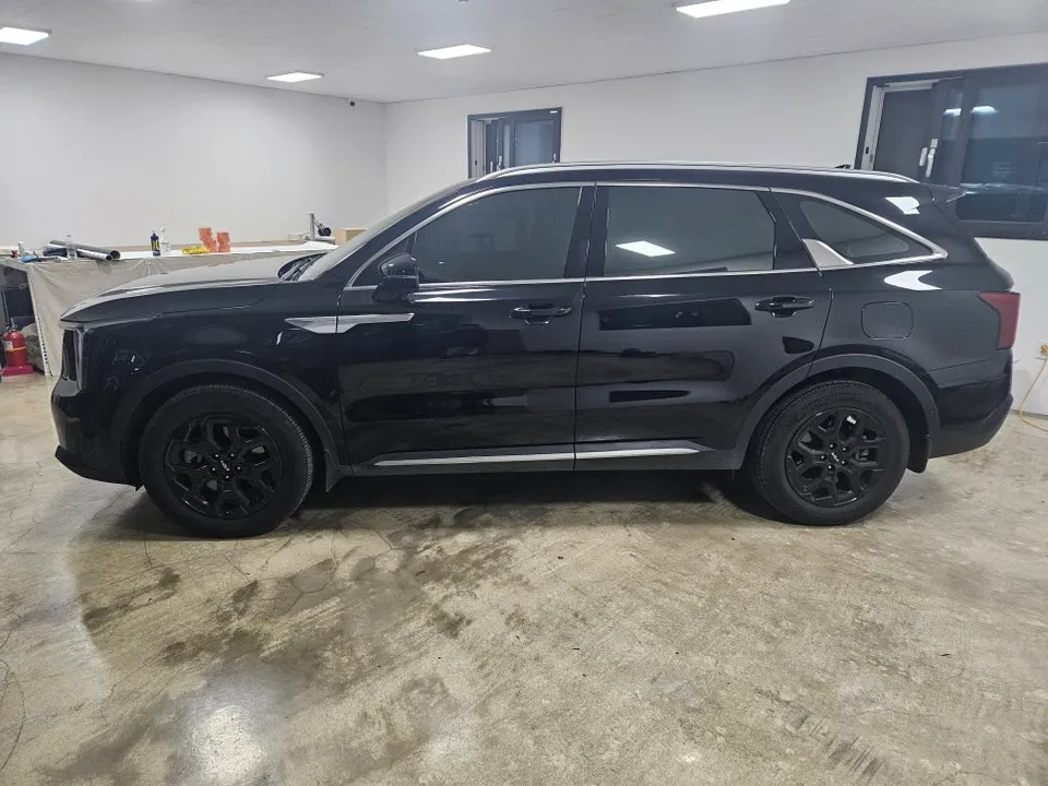 Kia Sorentoのカーフィルム施工事例|クロームパーツのブラックアウト 施工写真 2-1