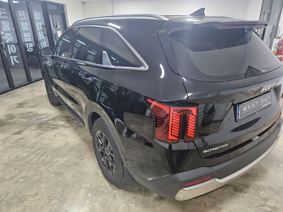 Kia Sorentoのカーフィルム施工事例|クロームパーツのブラックアウト 施工写真 3-1