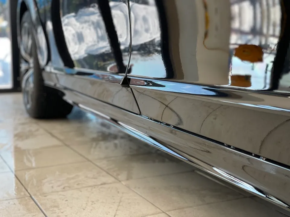 Volvo S90のカーラッピング事例|クロームメッキの印象変更 施工写真 2-2
